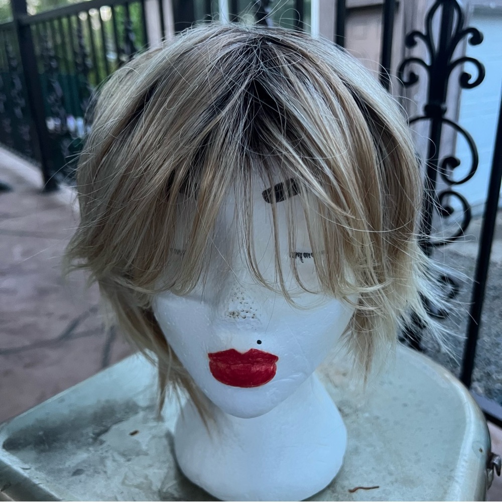 Gabor Short Layered Wig in Blonde with Dark Roots